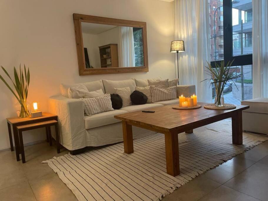 sala de estar con sofá blanco y mesa en Departamento Exclusivo Playa Grande en Mar del Plata