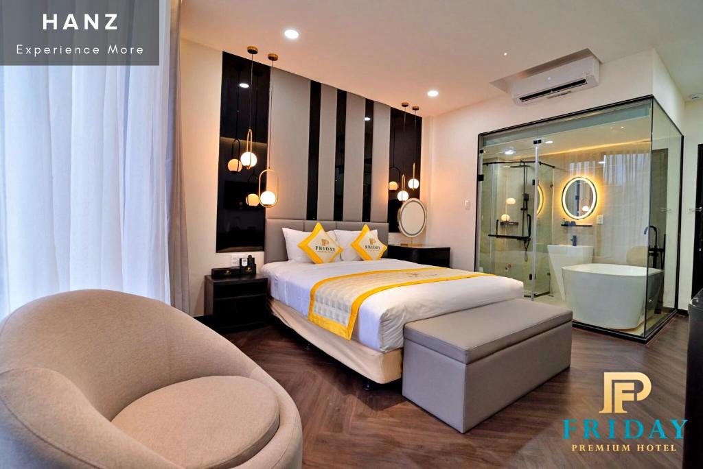 um quarto com uma cama, uma cadeira e uma banheira em HANZ Friday Premium Hotel em Ho Chi Minh