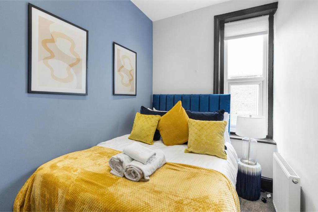 מיטה או מיטות בחדר ב-Amber and Blue: Newly Renovated Designer Flat