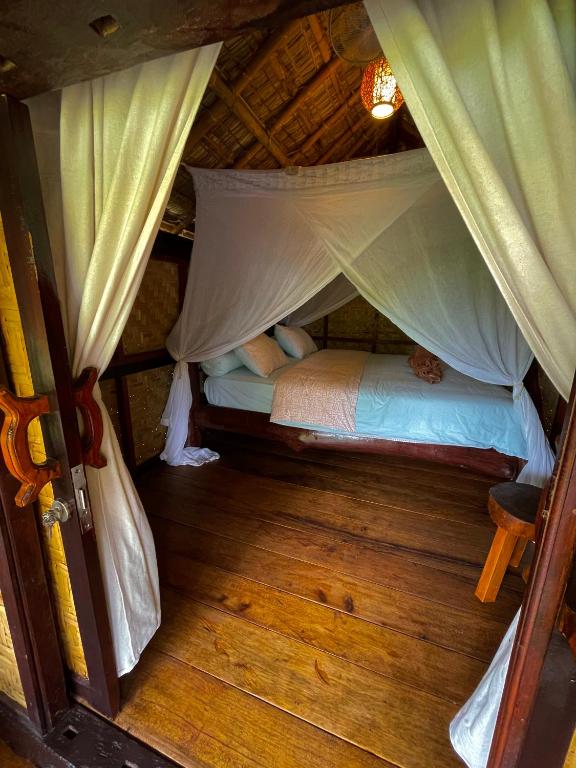 an overhead view of a bed in a room at Rinjani Lighthouse in Senaru
