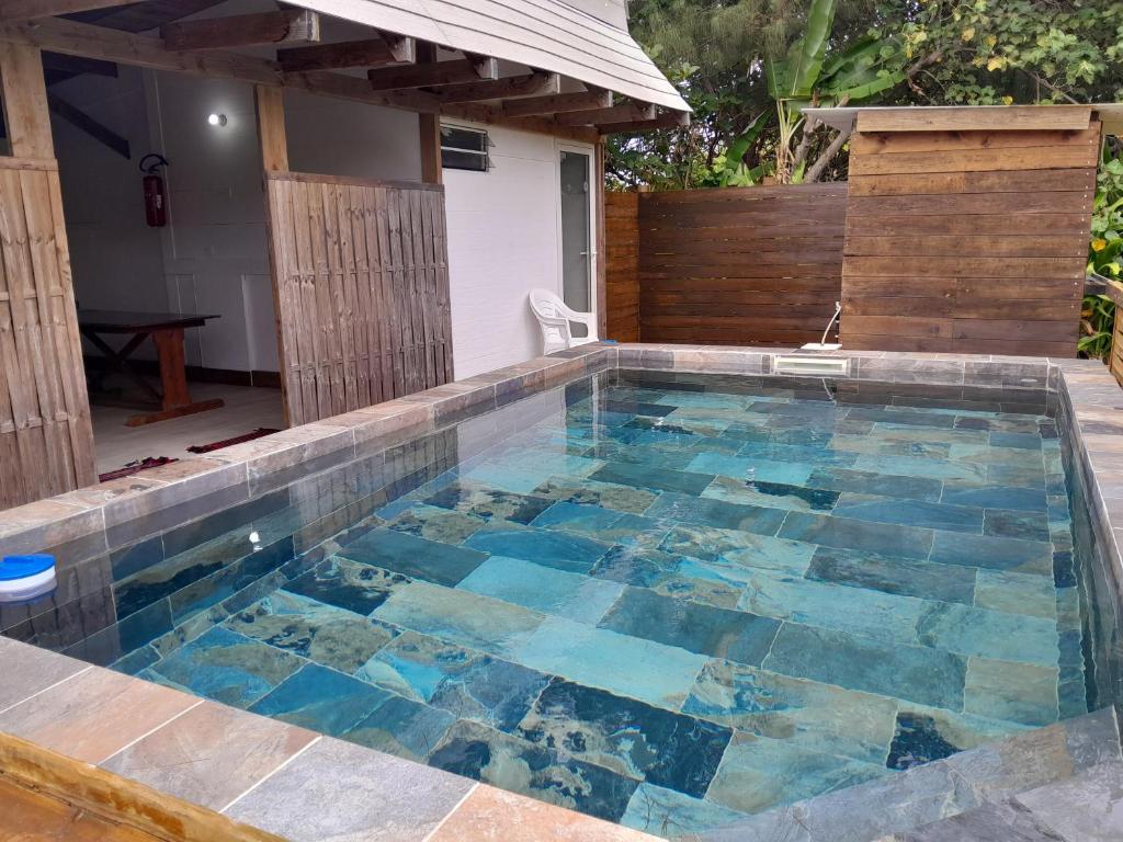Bazén v ubytování Mara'ai le spot Tubuai, Chambre Triple Deluxe Mahu SDB Privée avec piscine nebo v jeho okolí