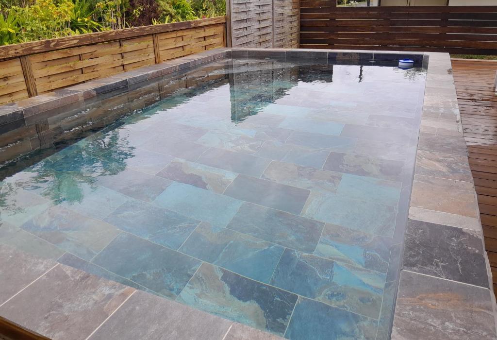 Bazén v ubytování Mara'ai le spot Tubuai, Chambre Triple Deluxe Mahu SDB Privée avec piscine nebo v jeho okolí