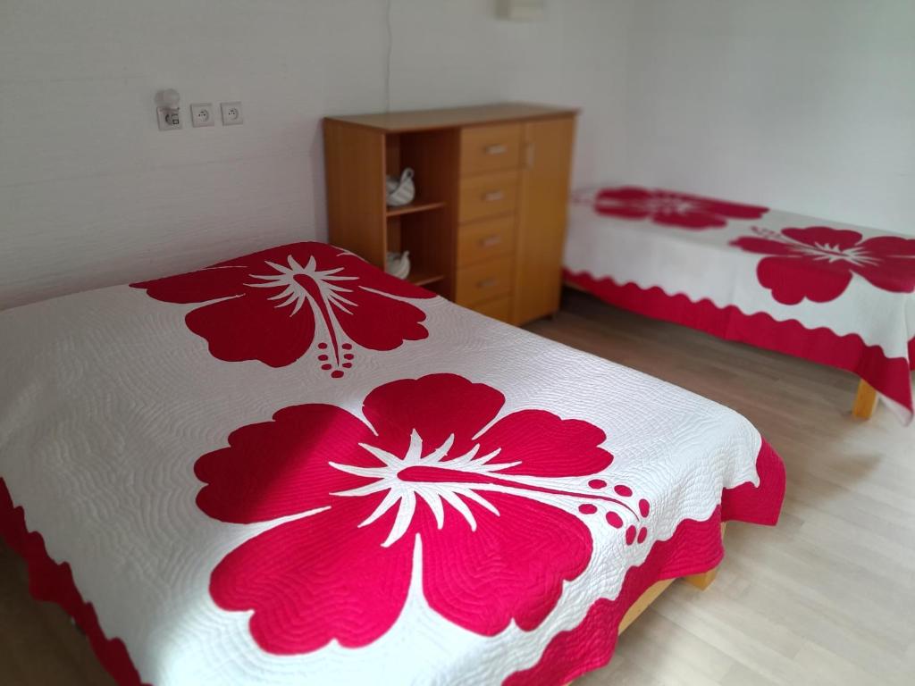 Postel nebo postele na pokoji v ubytování Mara'ai le spot Tubuai Chambre triple Taahueia Deluxe SDB privée avec piscine