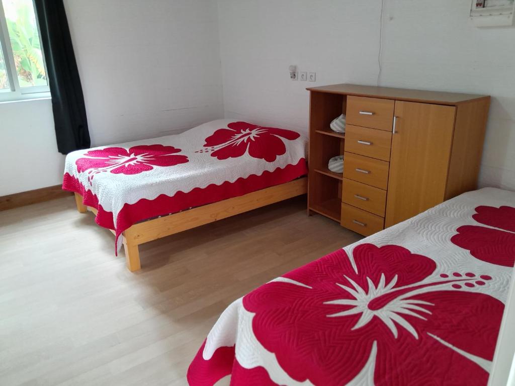 Postel nebo postele na pokoji v ubytování Mara'ai le spot Tubuai Chambre triple Taahueia Deluxe SDB privée avec piscine