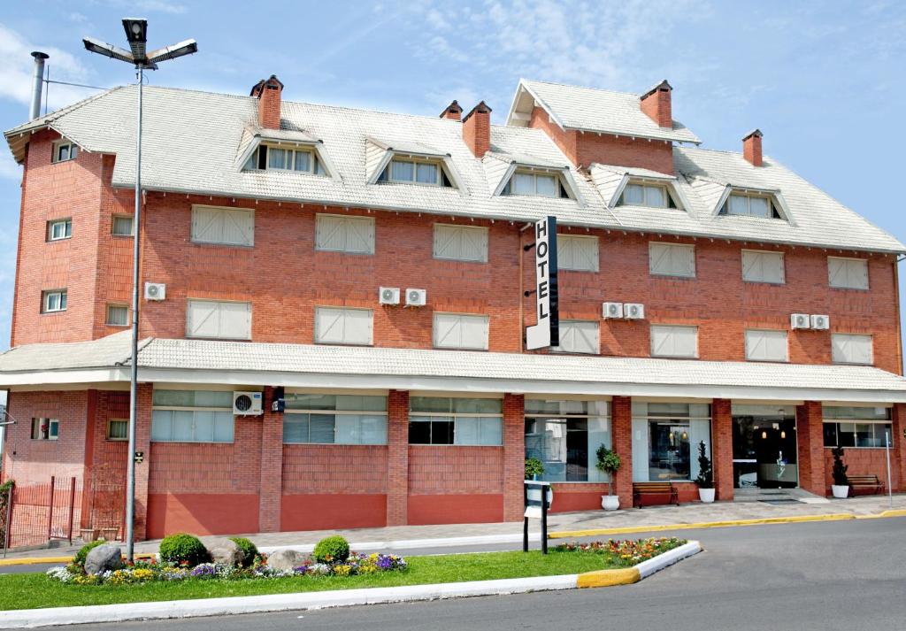 a large red brick building on the corner of a street at Di Capri Hotel in Farroupilha