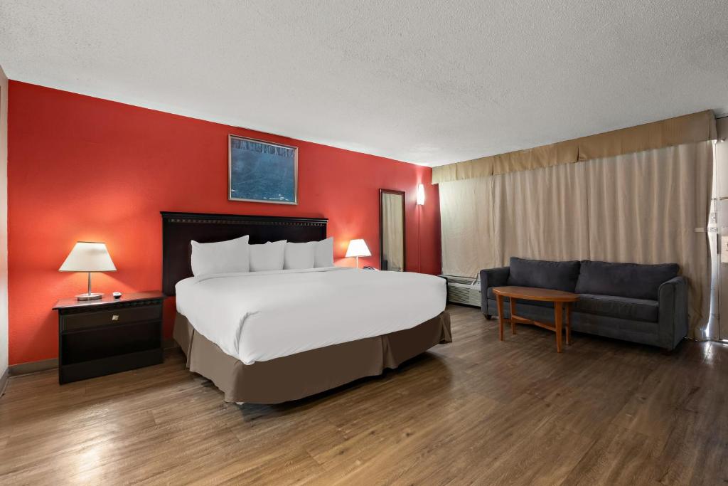 Quality Inn Wayne - Fairfield Area - King Room In-Room With Whrilpool - Non Smoking