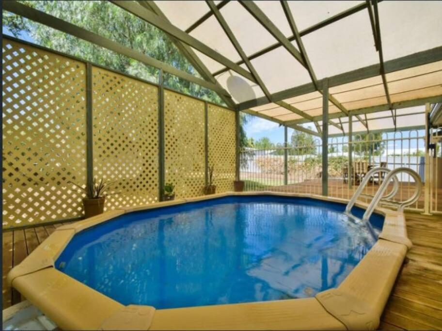 uma grande piscina num edifício com telhado em Wanderlust ** Pet Friendly 3 Bedroom Home With a Pool em Sellicks Beach