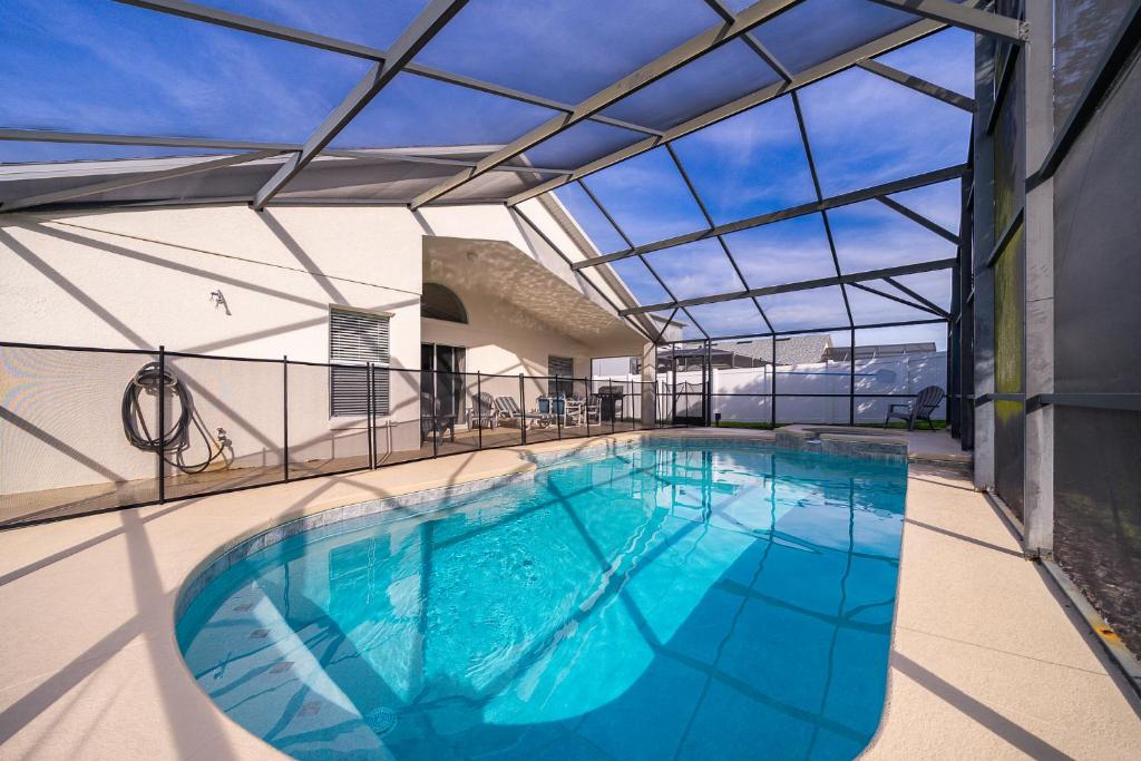een binnenzwembad met een glazen plafond bij 4BR-3BA-Large Private Pool-Free WiFi-Near Disney in Davenport