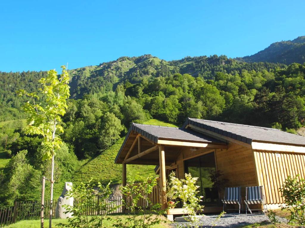 een hut met uitzicht op een berg bij Camping La Ribere in Barèges