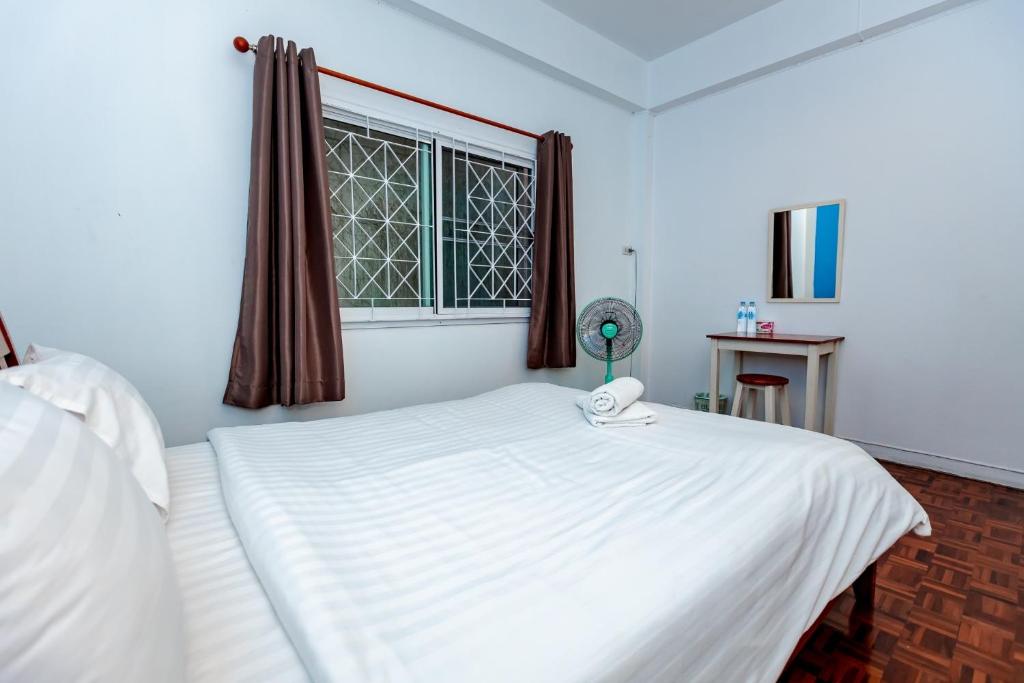 1 dormitorio con 1 cama blanca grande y ventana en iTalay Krabi en Ban Suan