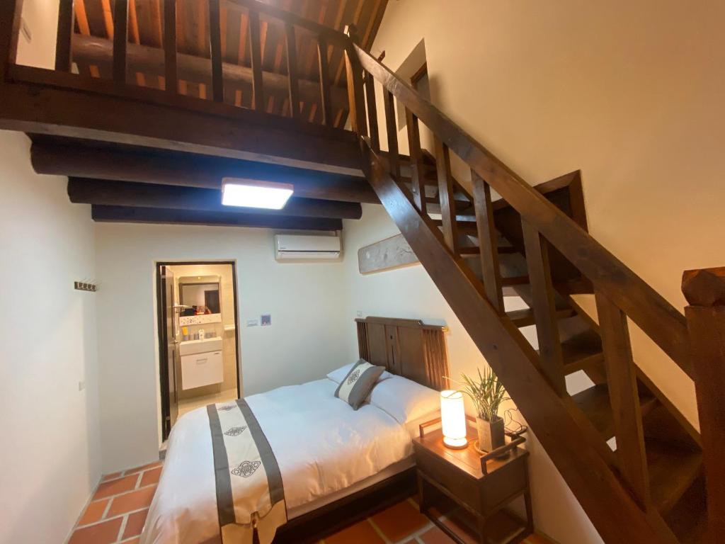 Postel nebo postele na pokoji v ubytování Ba Ba Guan Hai Ancient House B&B