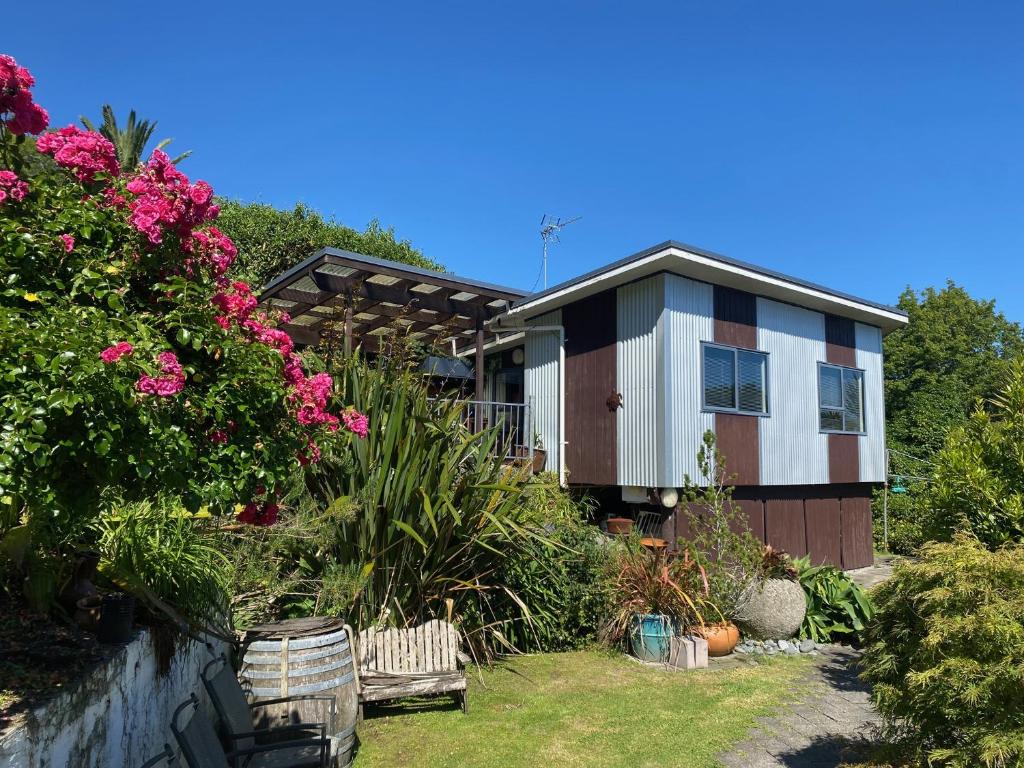 uma casa com um jardim em frente em City View Guest House em Gisborne