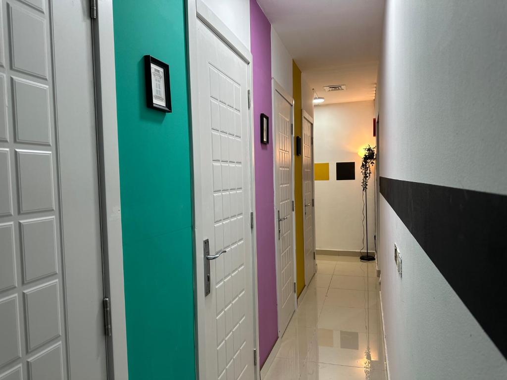 Fotografie z fotogalerie ubytování Striped Partition Room in Barsha 1 Near Mall of the Emirates v Dubaji