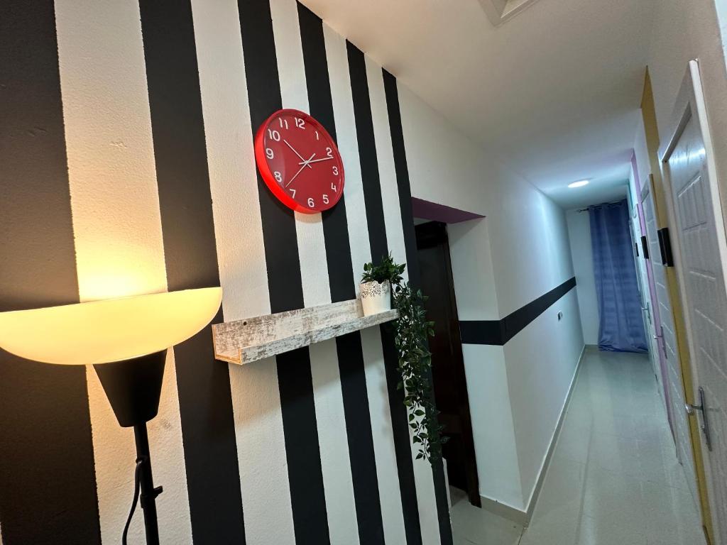 Fotografie z fotogalerie ubytování Striped Partition Room in Barsha 1 Near Mall of the Emirates v Dubaji