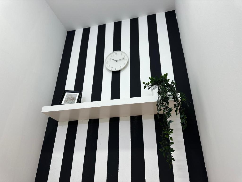 Fotografie z fotogalerie ubytování Striped Partition Room in Barsha 1 Near Mall of the Emirates v Dubaji