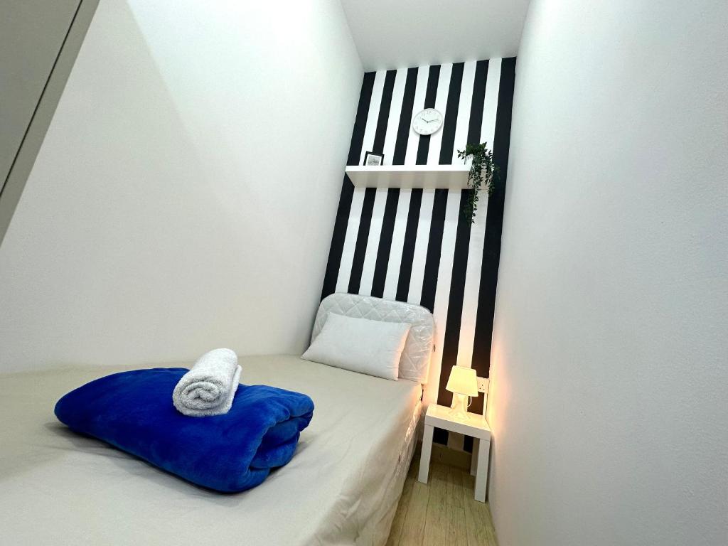 Postel nebo postele na pokoji v ubytování Striped Partition Room in Barsha 1 Near Mall of the Emirates