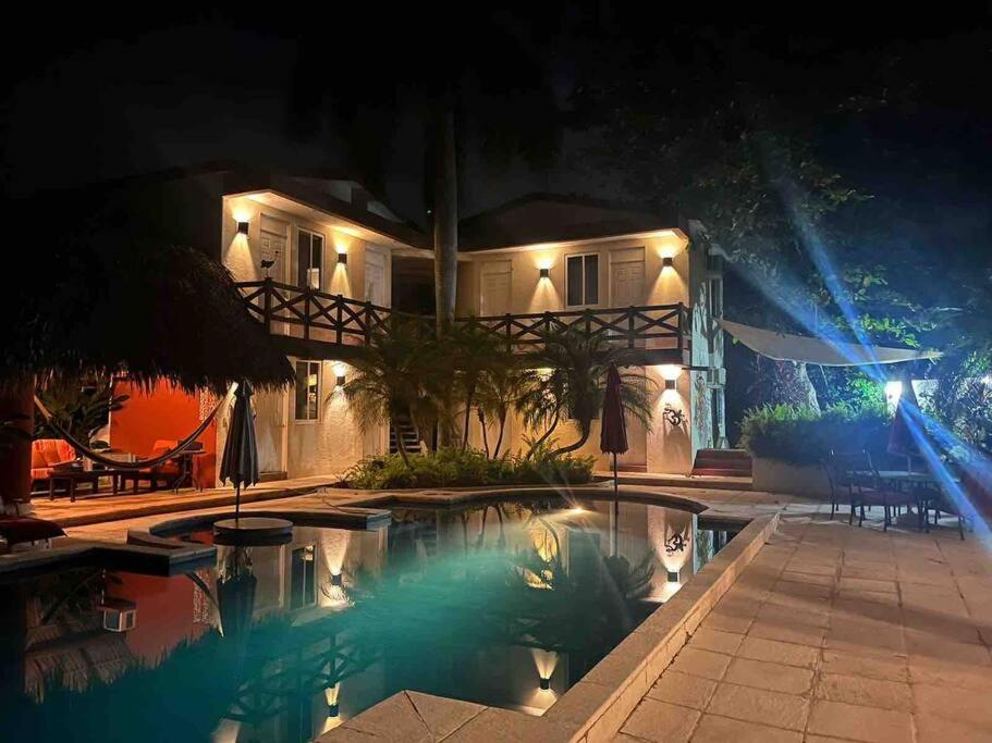 聖何塞港的住宿－Casa Gaviota，一座晚上设有游泳池的房子
