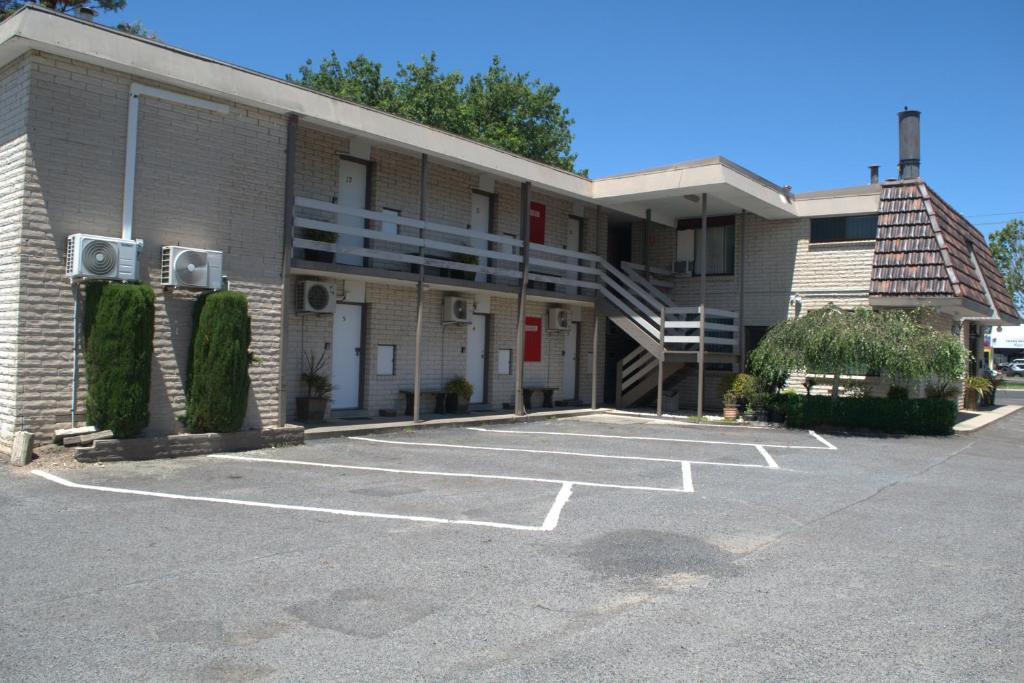 an empty parking lot in front of a building at City Gardens Motel in Traralgon