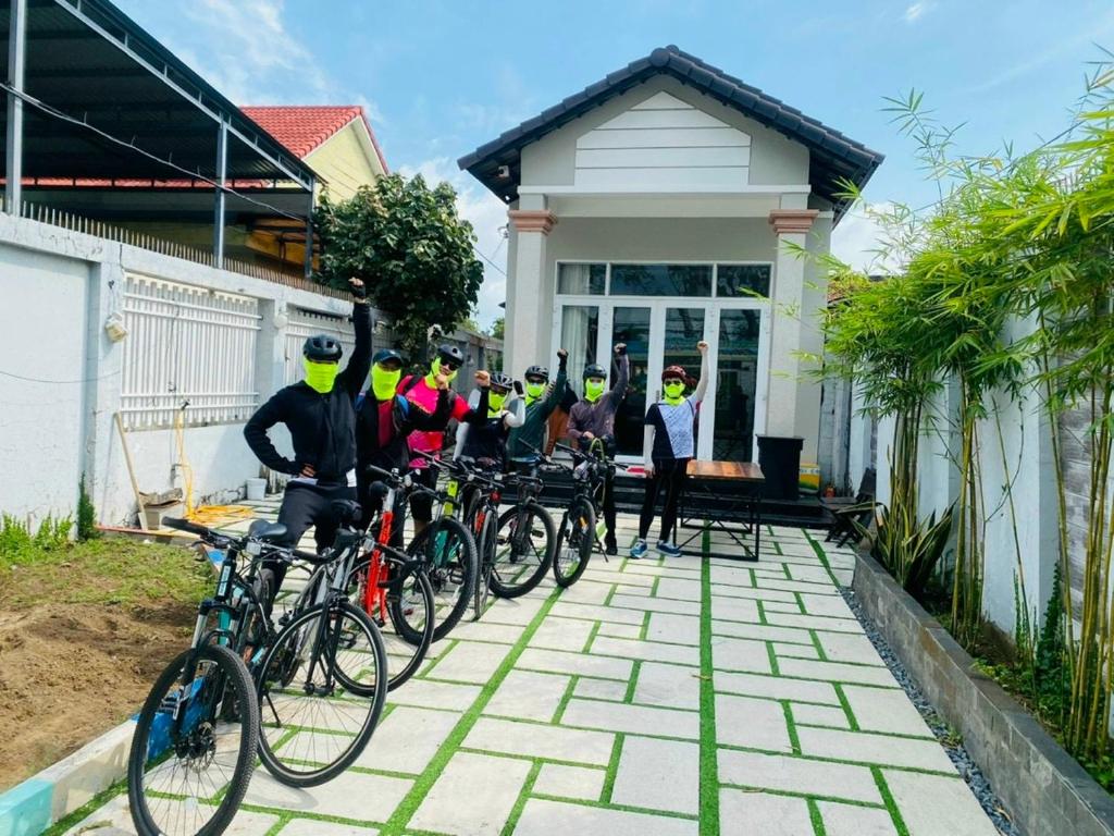 カンザーにあるCần Giờ Homestayの自転車の集団