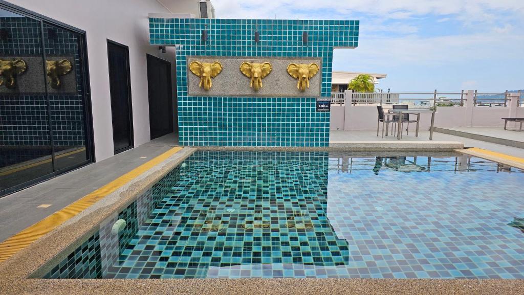 Bazén v ubytování Gu Hotel Patong nebo v jeho okolí