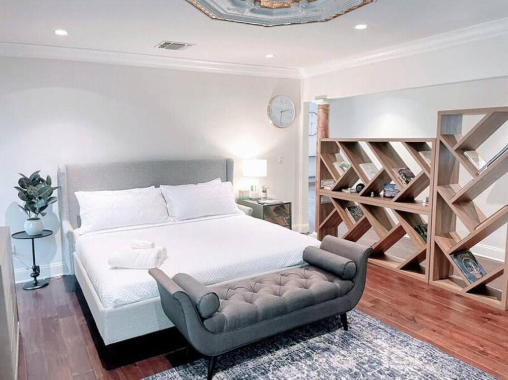 1 dormitorio con cama, silla y estanterías en Charming 6BR Family Home with Private Pool -ENC-UC, en Los Ángeles