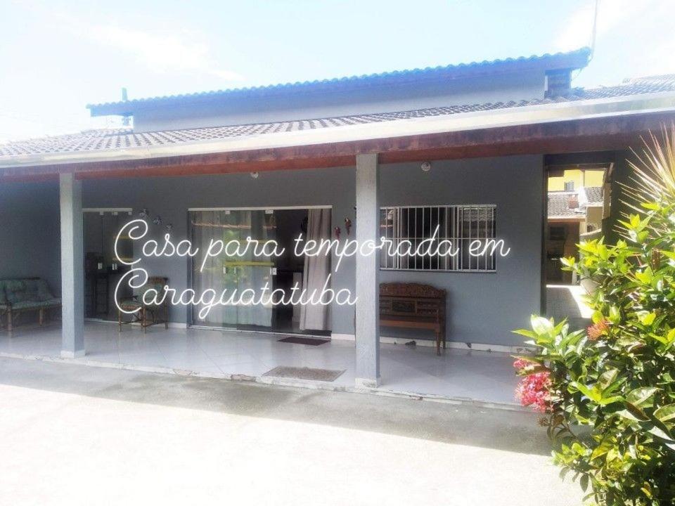 ein Haus mit einem Schild, das Coco pola tamarindamboambo liest in der Unterkunft Casa para temporada em caraguatatuba praia do Massaguaçu in Caraguatatuba