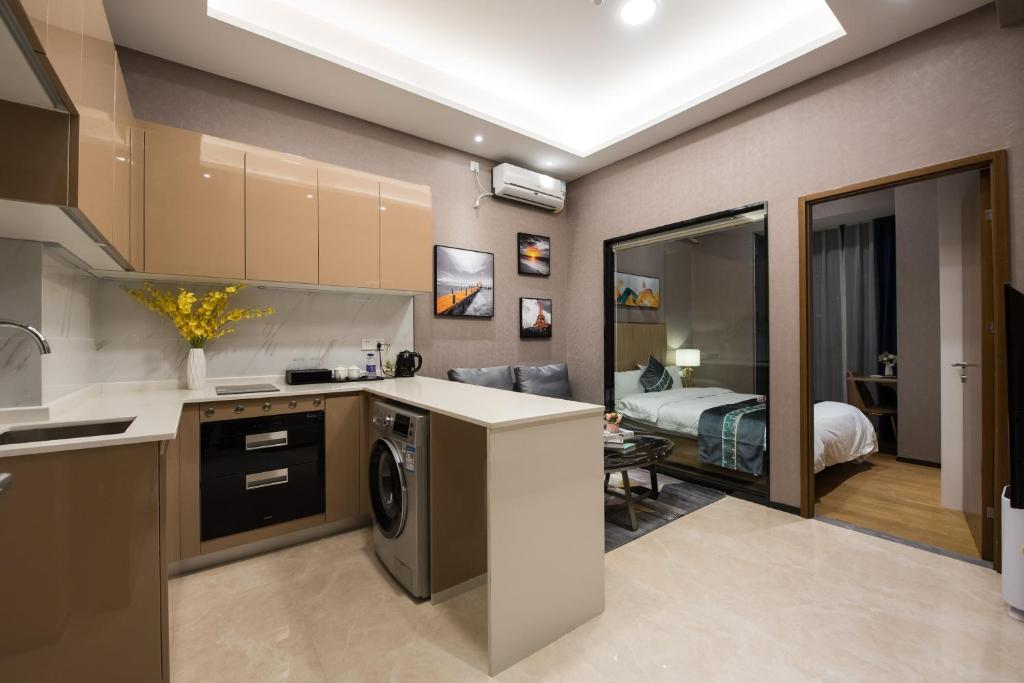 Kuchyň nebo kuchyňský kout v ubytování Gepai Executive Apartment - Shenzhen Futian Convention and Exhibition Center