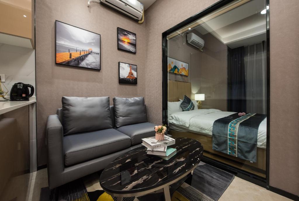 Postel nebo postele na pokoji v ubytování Gepai Executive Apartment - Shenzhen Futian Convention and Exhibition Center