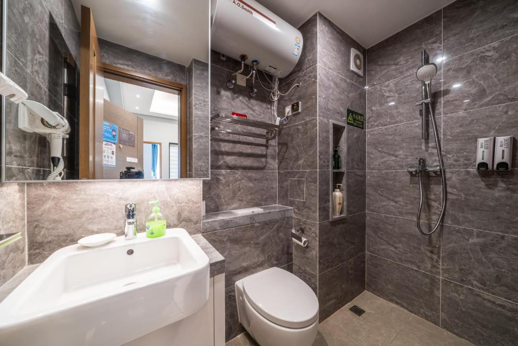 Koupelna v ubytování Gepai Executive Apartment - Shenzhen Futian Convention and Exhibition Center