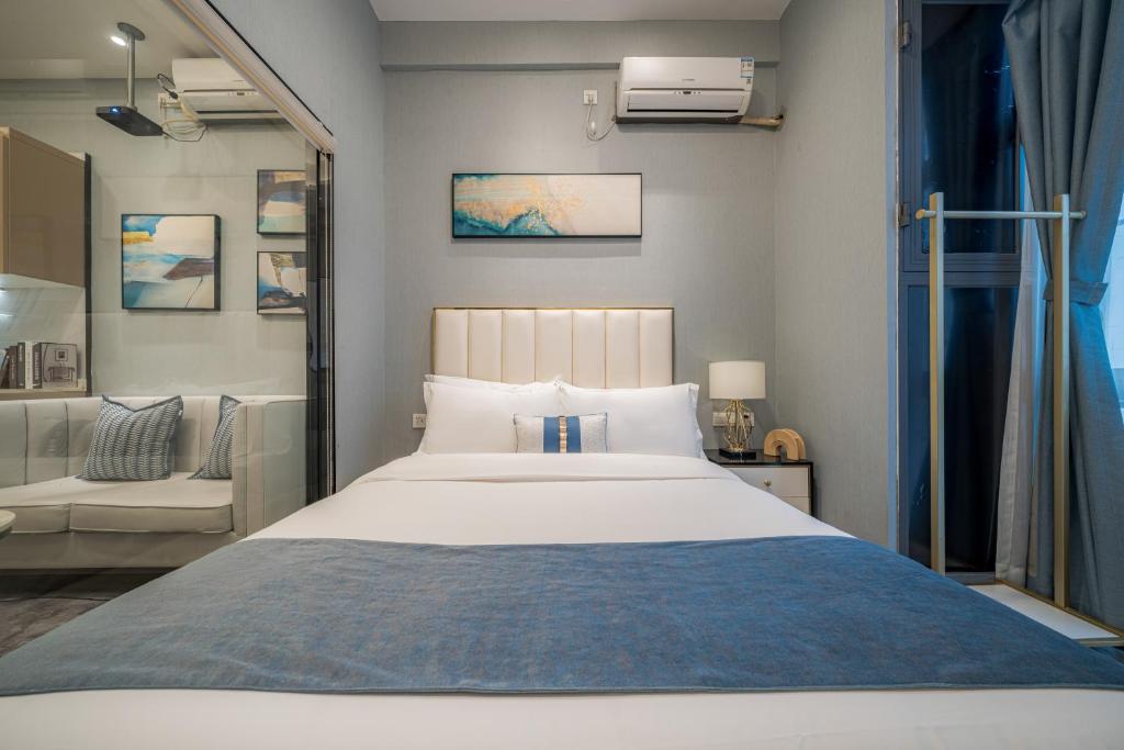 Postel nebo postele na pokoji v ubytování Gepai Executive Apartment - Shenzhen Futian Convention and Exhibition Center
