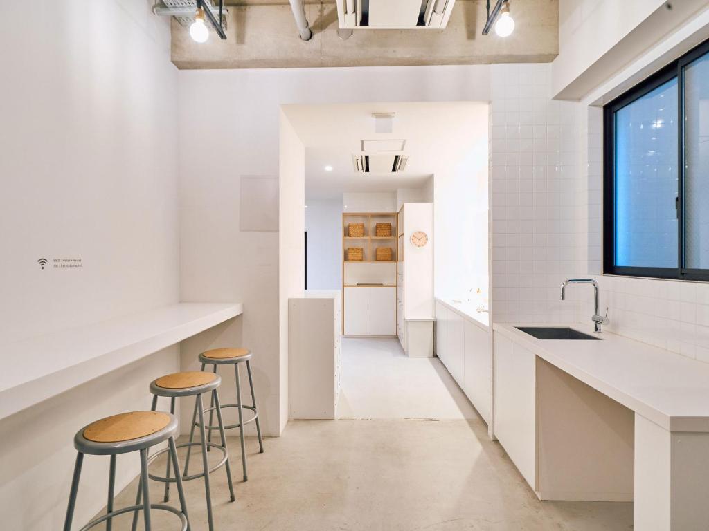 Kuchyň nebo kuchyňský kout v ubytování Hotel Plus Hostel TOKYO ASAKUSA 1