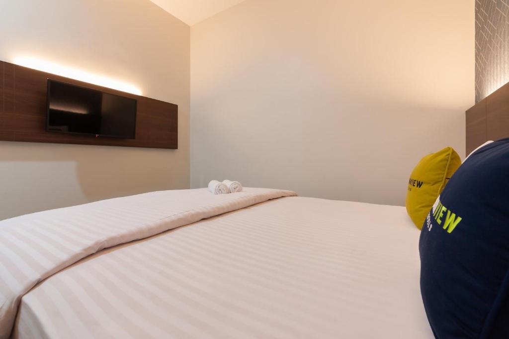 Postel nebo postele na pokoji v ubytování Urbanview Hotel Cengkareng Jakarta by RedDoorz