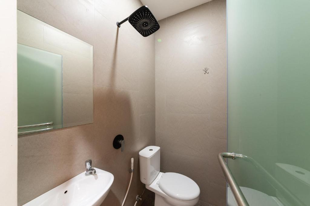 Koupelna v ubytování Urbanview Hotel Cengkareng Jakarta by RedDoorz