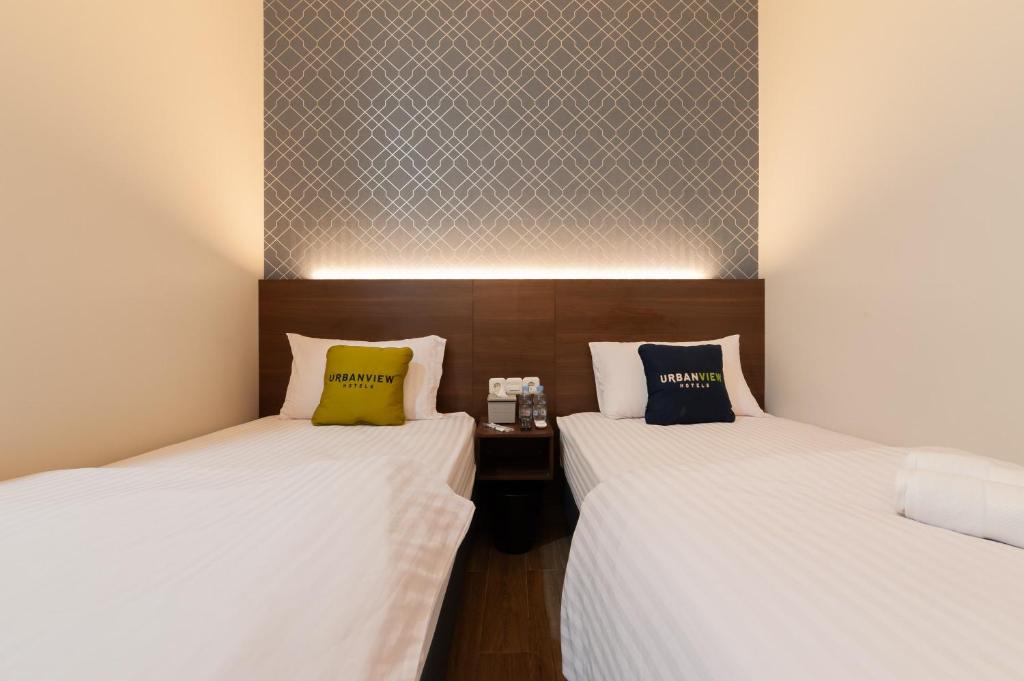 Postel nebo postele na pokoji v ubytování Urbanview Hotel Cengkareng Jakarta by RedDoorz