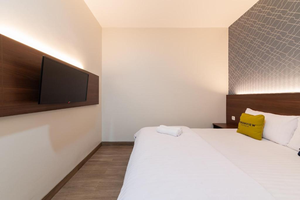 Postel nebo postele na pokoji v ubytování Urbanview Hotel Cengkareng Jakarta by RedDoorz