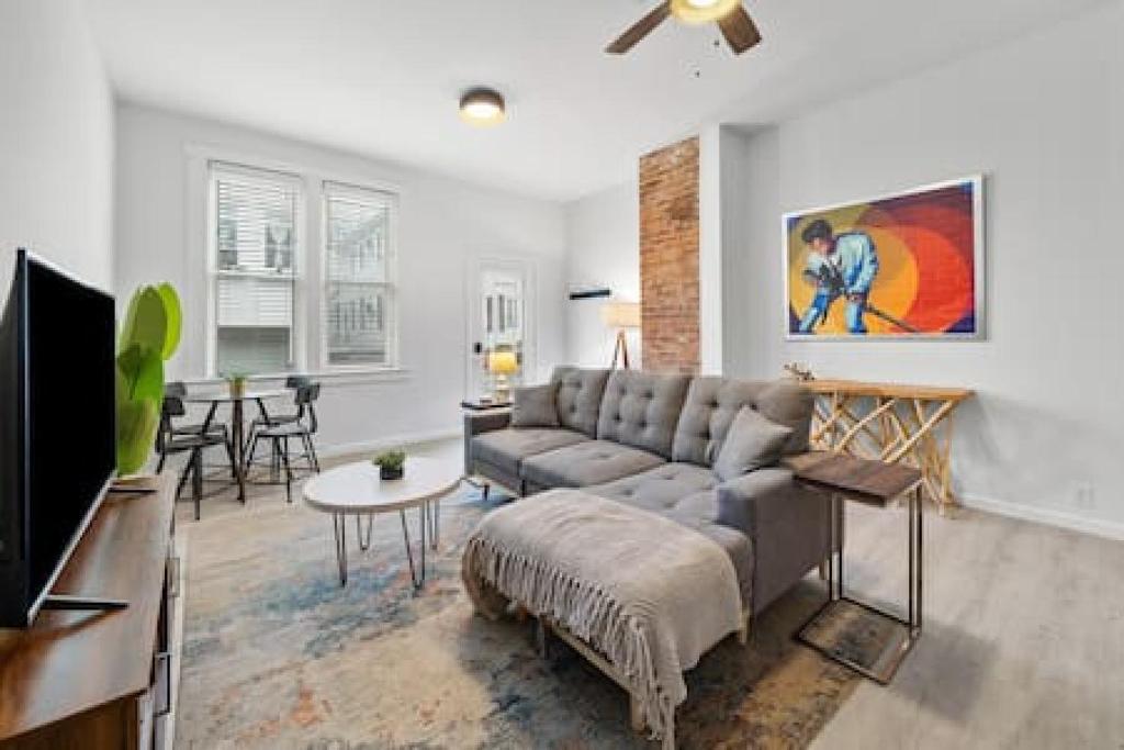 シンシナティにあるCharming Mt. Adams 1BR - Near Downtown & Stadiumsのソファとテーブルのあるリビングルーム
