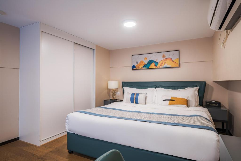Postel nebo postele na pokoji v ubytování Gepai Executive Apartment - Shenzhen Futian Convention and Exhibition Center