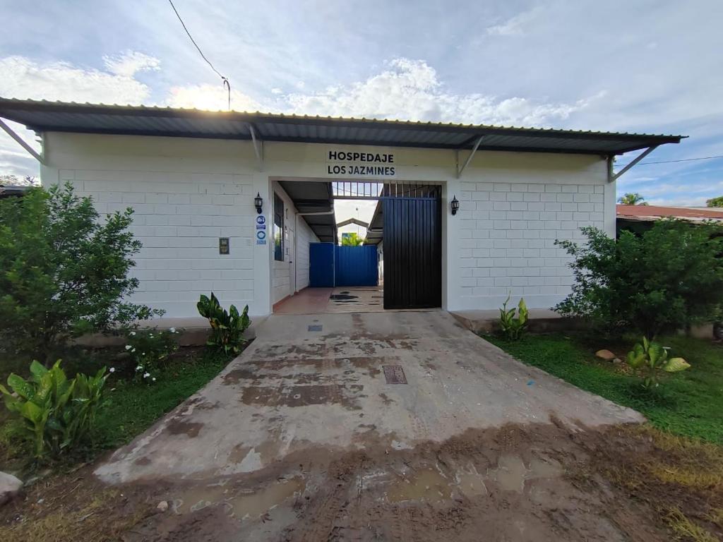 Ein weißes Gebäude mit einem Schild, das die Klinik in Iso liest. in der Unterkunft Hospedaje Los Jazmines de Santa Rosa in Tarapoto