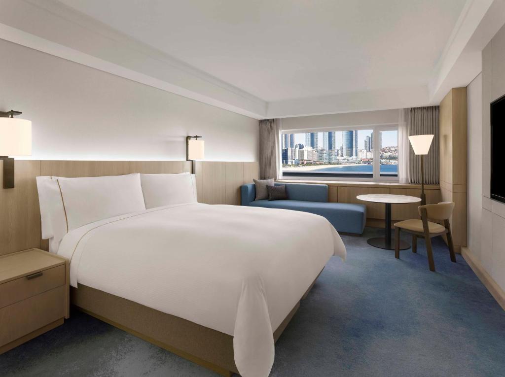 Postel nebo postele na pokoji v ubytování The Westin Josun Busan