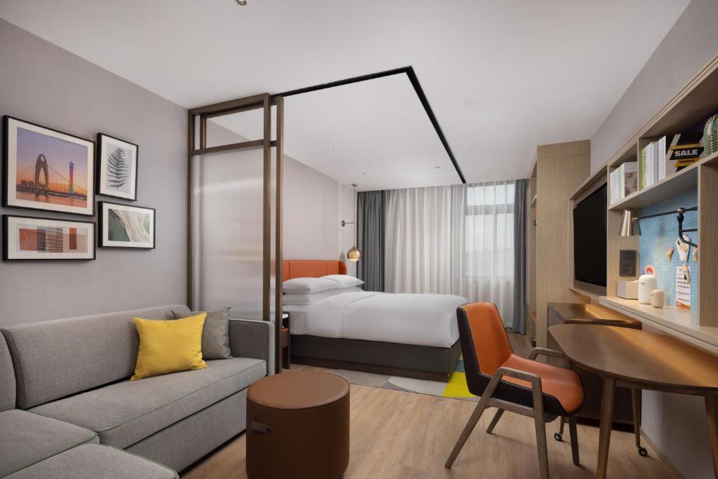 Postel nebo postele na pokoji v ubytování Home2 Suites By Hilton Hotel Guangzhou Baiyun International Airport Branch - Free Shuttle Bus to Guangzhou Baiyun International Airport & Free Deliver Service to Canton Fair Complex During Canton Fair Period