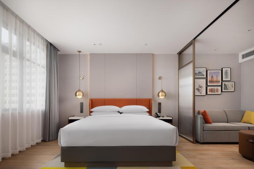Postel nebo postele na pokoji v ubytování Home2 Suites By Hilton Hotel Guangzhou Baiyun International Airport Branch - Free Shuttle Bus to Guangzhou Baiyun International Airport & Free Deliver Service to Canton Fair Complex During Canton Fair Period