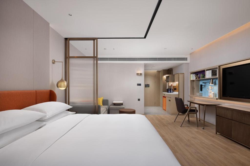 Postel nebo postele na pokoji v ubytování Home2 Suites By Hilton Hotel Guangzhou Baiyun International Airport Branch - Free Shuttle Bus to Guangzhou Baiyun International Airport & Free Deliver Service to Canton Fair Complex During Canton Fair Period