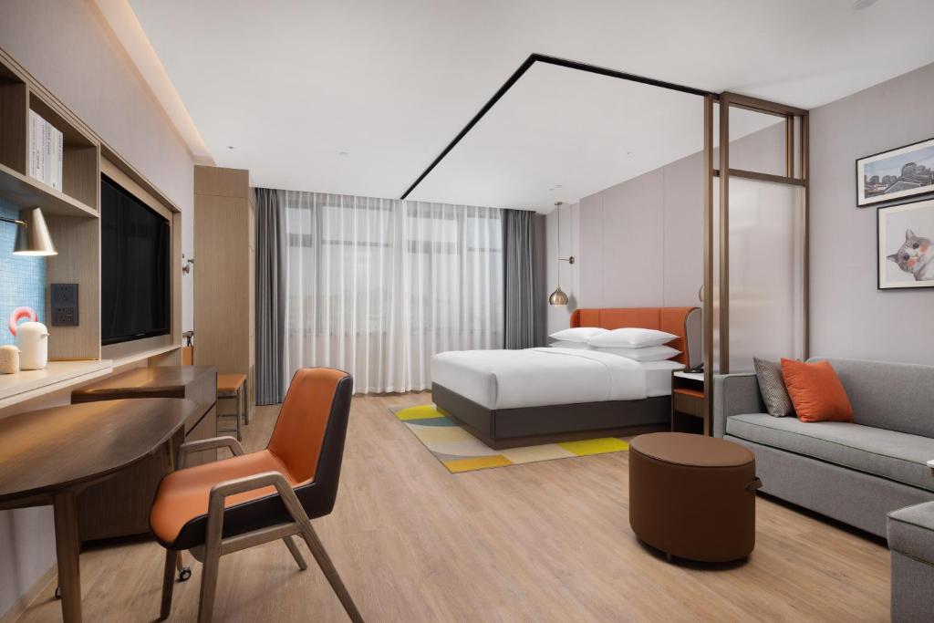 Postel nebo postele na pokoji v ubytování Home2 Suites By Hilton Hotel Guangzhou Baiyun International Airport Branch - Free Shuttle Bus to Guangzhou Baiyun International Airport & Free Deliver Service to Canton Fair Complex During Canton Fair Period