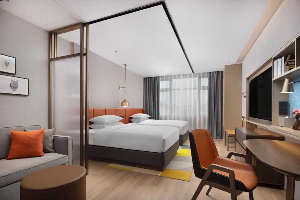 Postel nebo postele na pokoji v ubytování Home2 Suites By Hilton Hotel Guangzhou Baiyun International Airport Branch - Free Shuttle Bus to Guangzhou Baiyun International Airport & Free Deliver Service to Canton Fair Complex During Canton Fair Period