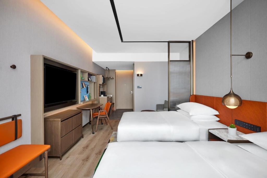 Postel nebo postele na pokoji v ubytování Home2 Suites By Hilton Hotel Guangzhou Baiyun International Airport Branch - Free Shuttle Bus to Guangzhou Baiyun International Airport & Free Deliver Service to Canton Fair Complex During Canton Fair Period