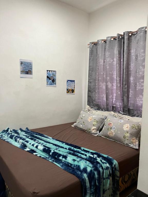 Кровать или кровати в номере CJ’sstaycation in Lapu Lapu