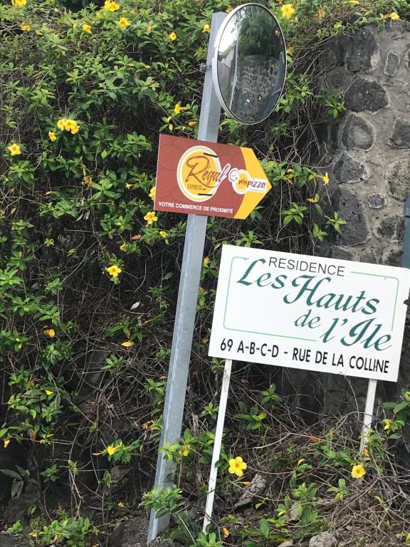 una señal en el césped junto a un espejo en Studio 14 proche GRR2 97400, en Saint-Denis