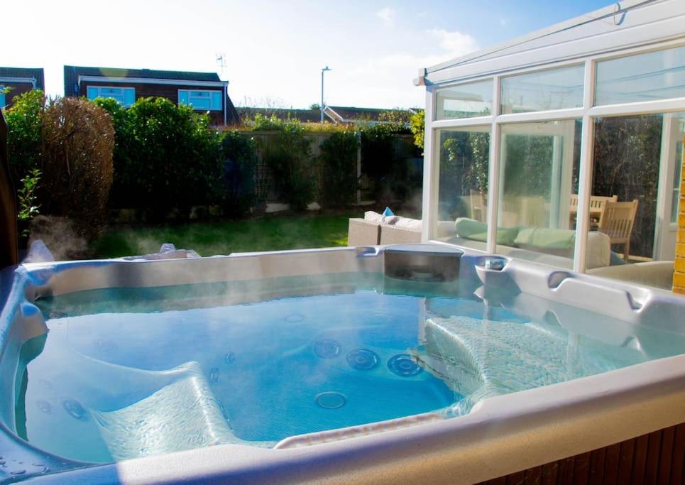 Πισίνα στο ή κοντά στο Botany Bay House with Hot Tub, close to Beach