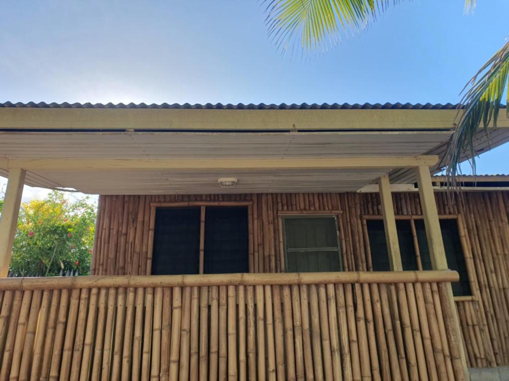 Eco Dive Vanuatu Bungalows & Backpackers - 带阳台和海景的双人间