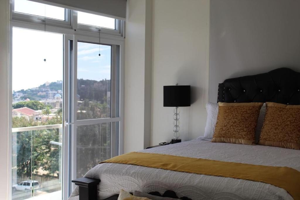 A bed or beds in a room at Luxury 2 bed Apartment in Kingston